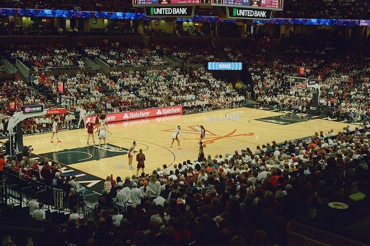 西班牙后卫穿拖鞋、用塑料袋带走大力神杯，网友：他松弛的像是在逛菜市场（封面配图）